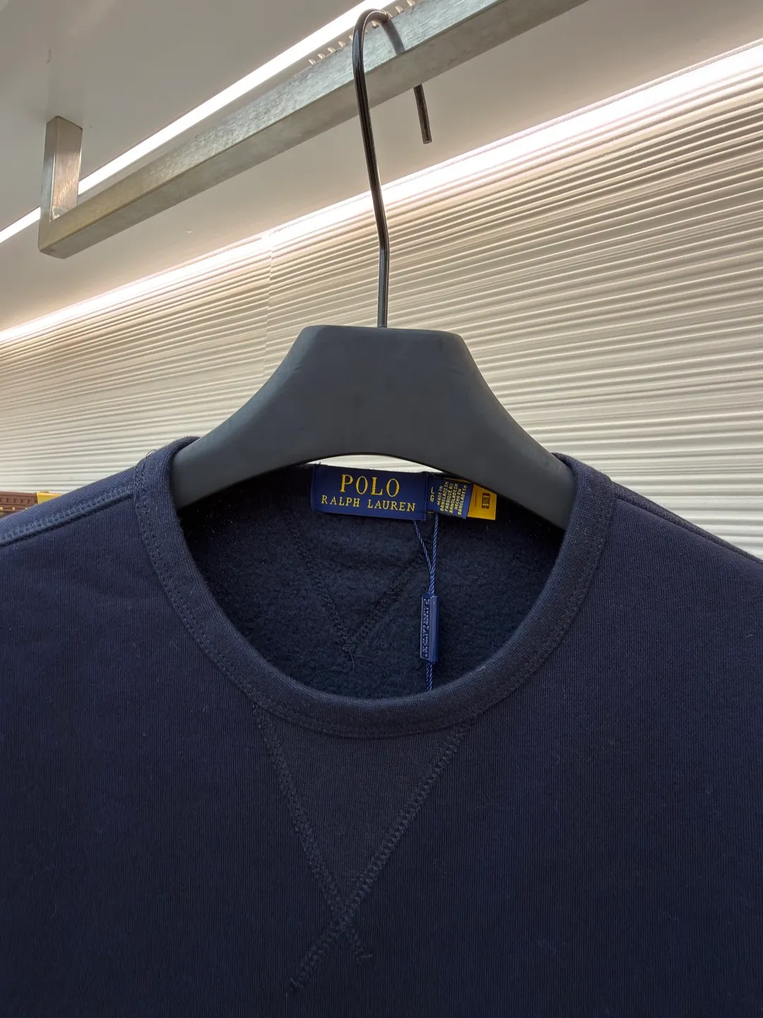 P290 Ralph Lauren logo embroidered sweatshirt ●Original version: Purchased and developed at 1690 ●Item number: 1681542-A15 ●Fabric: Cloud-like honey cotton fleece sweatshirt fabric ●Technology: Made by Hasuo ●Color: Navy blue ●Version: Fitted version ●Weight: about 430 grams ●Size: S-M-L-XL ●Description: Customized cloud-like honey cotton fleece sweatshirt material with delicate feel and comfortable skin fit It is based on fog gray and comes with a layer of soft light filter. It is embellished with exquisite indigo pony logo. It is highly recognizable. It has a breath of freedom and vitality. A symphony of pure and smart colors. It outlines a high-end outline with extreme simplicity and becomes the smart focus of vision. It shows taste in silence and adopts imported machine embroidery technology. It uses advanced computer control system and precise mechanical components to realize the iconic pony embroidery operation. High precision. The lines are smooth and delicate, using Hasuo technology. It is sewn using a specific machine. The fastness of the Haha thread is high. It adds visual effects. It is time-consuming and labor-intensive. The fabrics have been washed. It has a better hand feel and texture. It is not easy to deform, shrink or fade. It maintains long-term beauty. The overall wiring is straight and delicate, the fabric is comfortable and soft, and the color is consistent without color difference. It can be matched with the same style to create a fashionable look and control various occasions. Customized accessories, complete with three standards, same style for men and women!